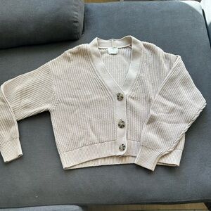 Selling this cute and cozy H&M cardigan :))